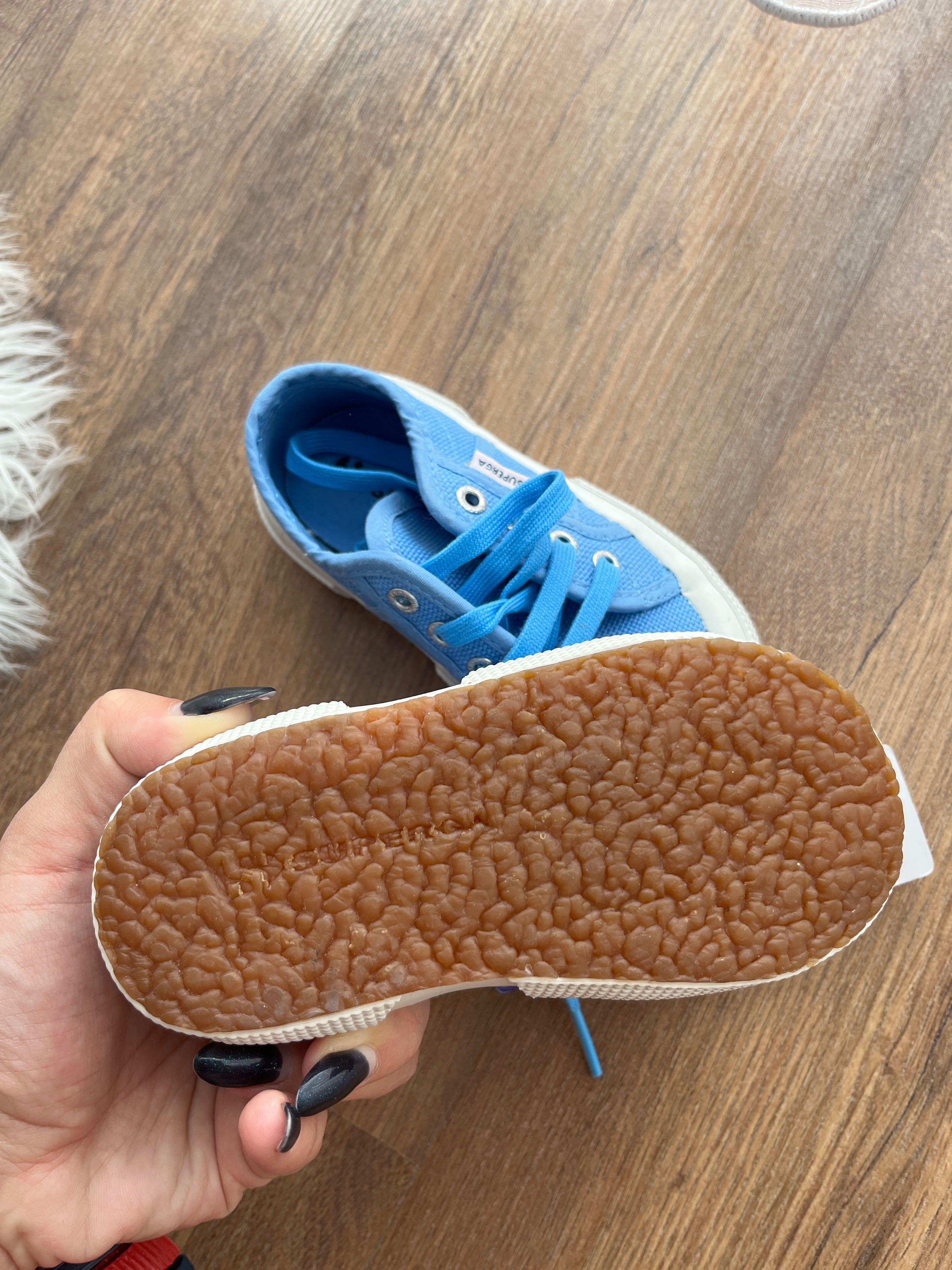 Нови детски обувки Superga 35 лв