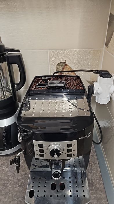 Vând aparat cafea DELONGHI MAGNIFICA S funcționează perfect.