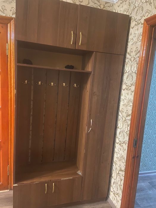 Срочно продам прихожу шкаф для одежды + вешалка