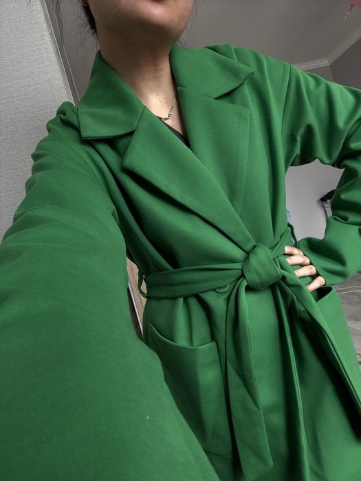 Стильное женское пальто.Зеленое пальто.
