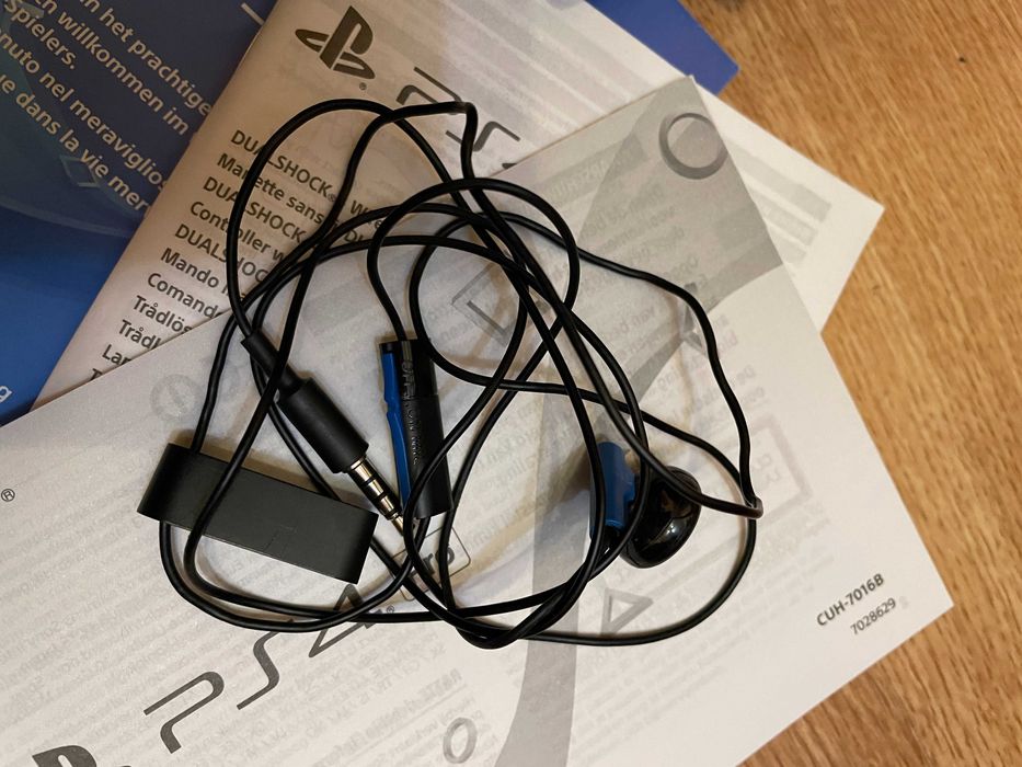 PlayStation 4 PRO 1TB, два джойстика, оригинална опаковка