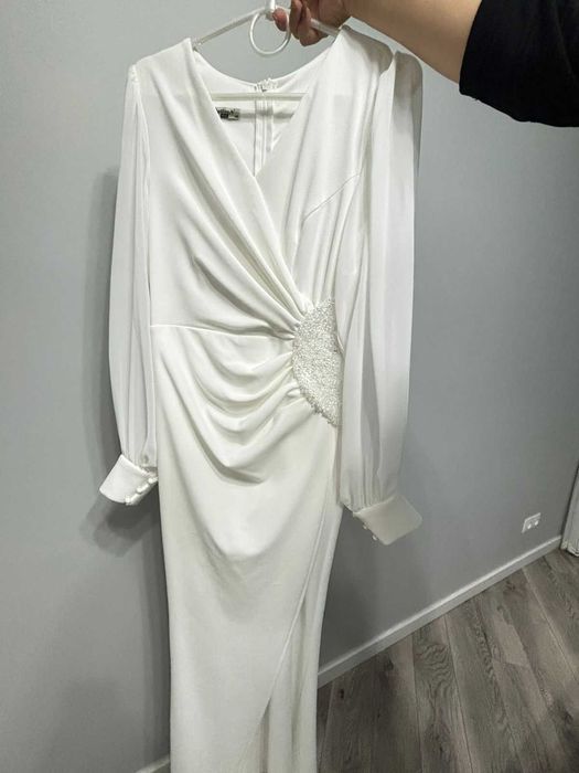 Красивое вечернее белое платье улитка