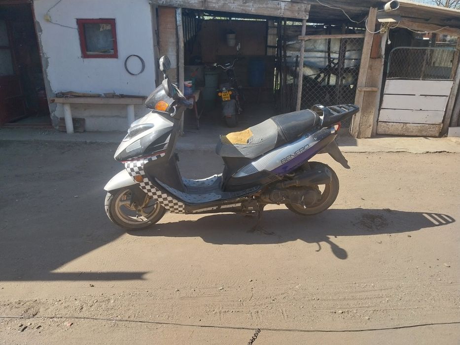 Vând scuter 80cc