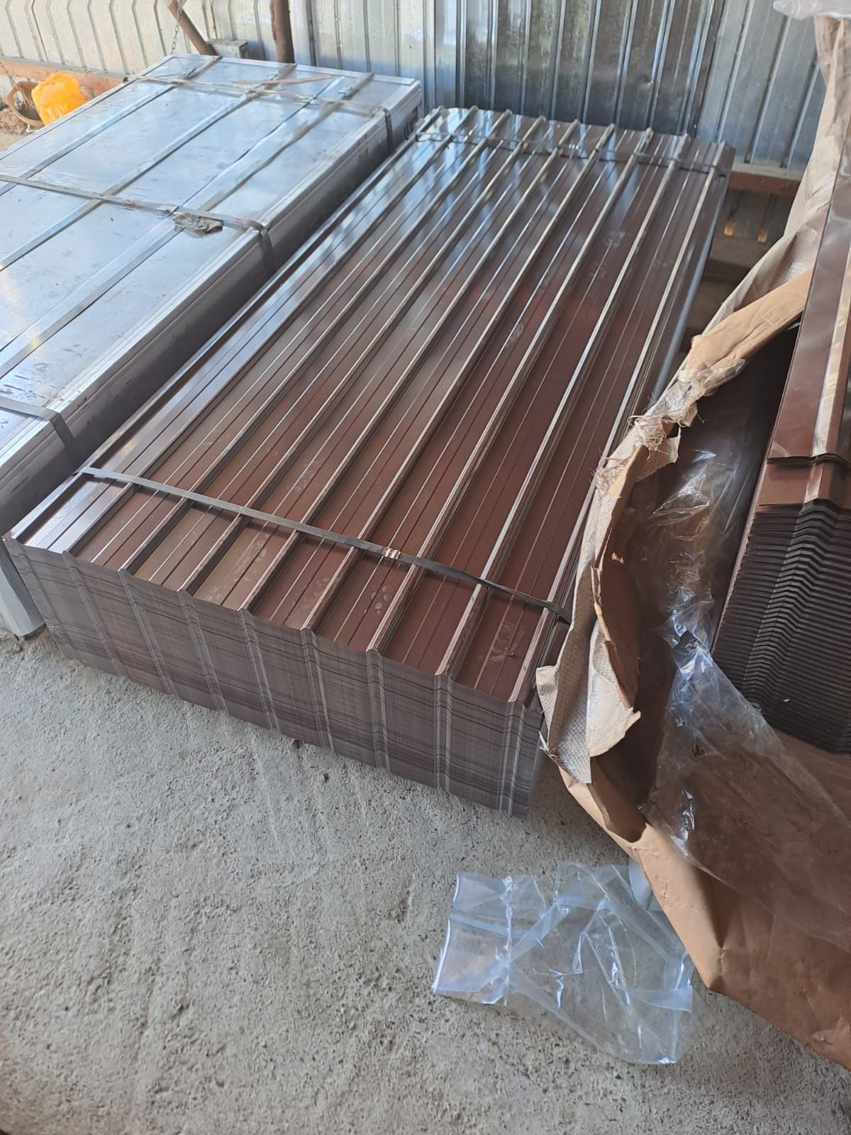 Tabla colorata maro cutata