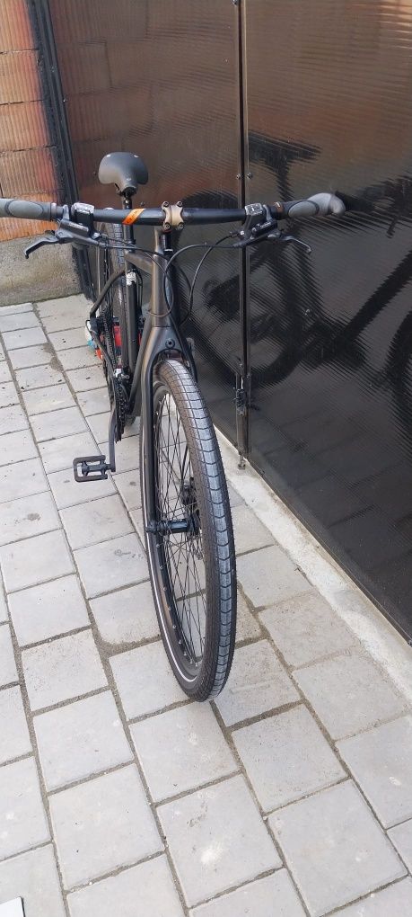 Vând bicicleta cube cadrul aluminiu mărimea 50,roți pe 29