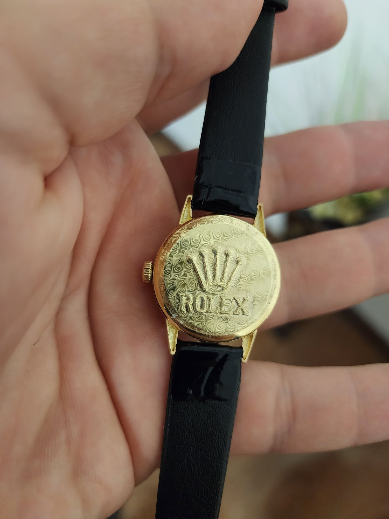 Миниатюрные золотые часы Ролекс для нежных дам.