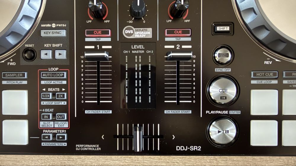 Pioneer DDJ-SR2 контролер с куфар UDG, Decksaver, ChromaCaps, Voucher