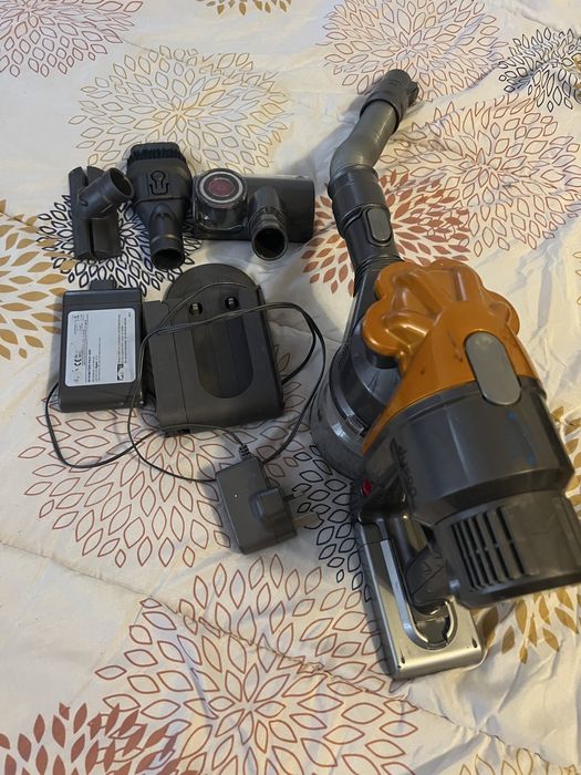 Aspirator de mână Dyson + accesorii
