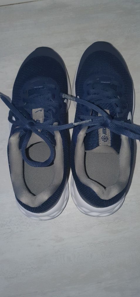 Маратонки NIKE Revolution  6