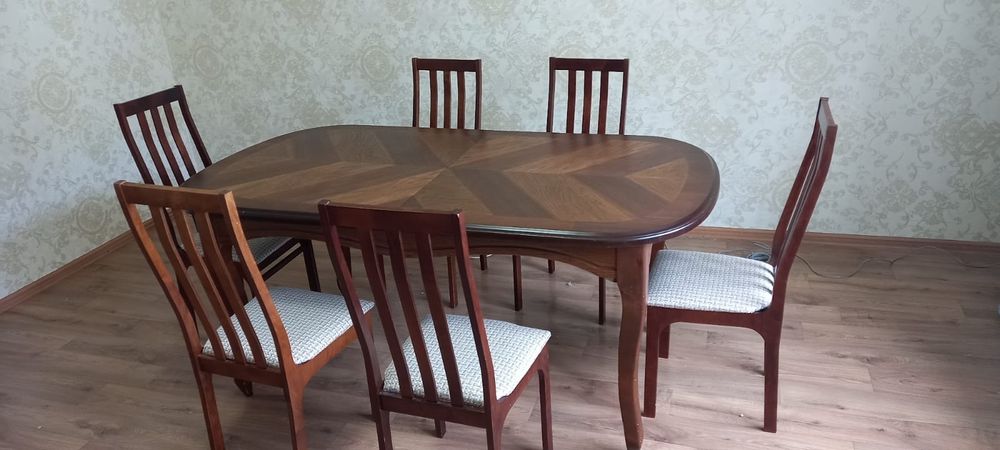 Продам гостиный стол со стульями