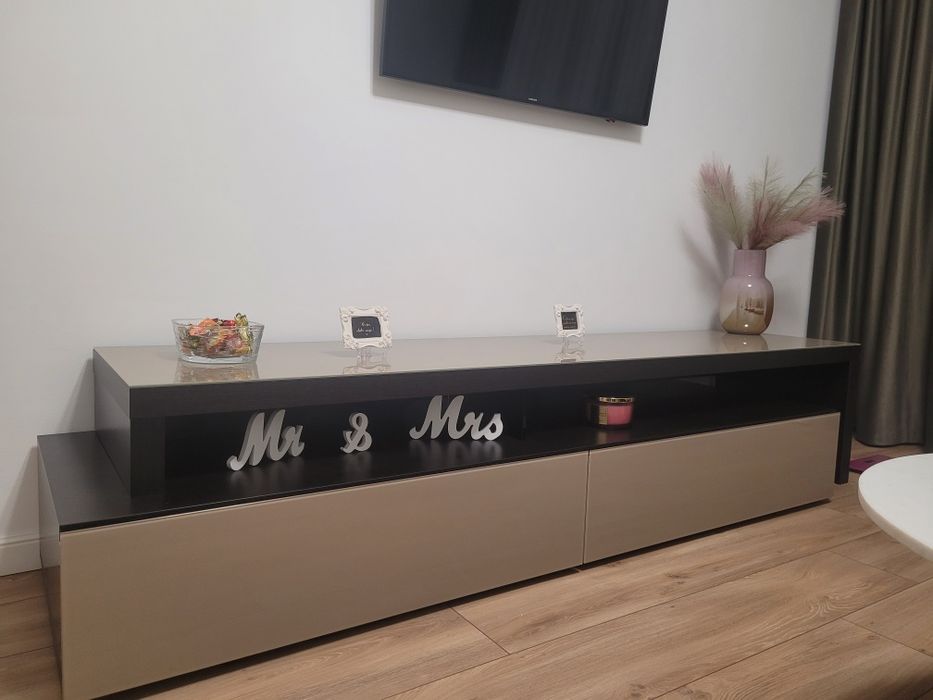 Comoda TV Adjustabila pe Lungime