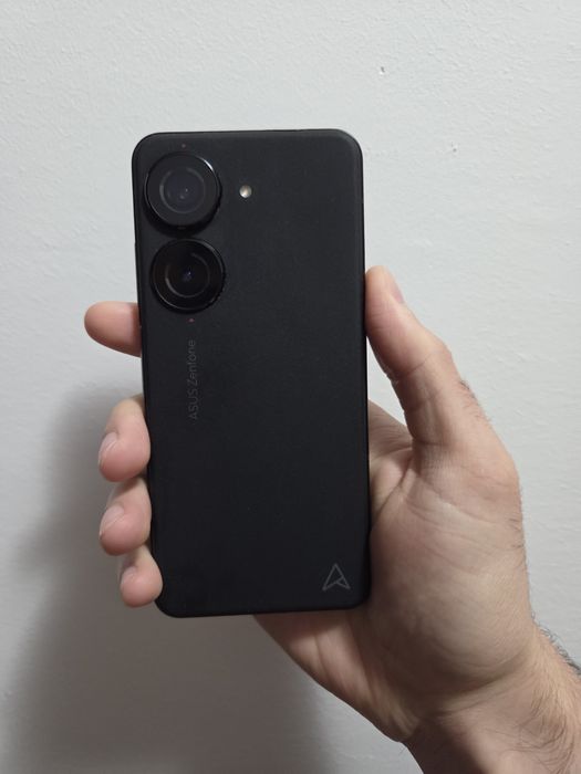 Asus Zenfone 10 – 128GB / 8GB RAM – Compact, performant, stare bună