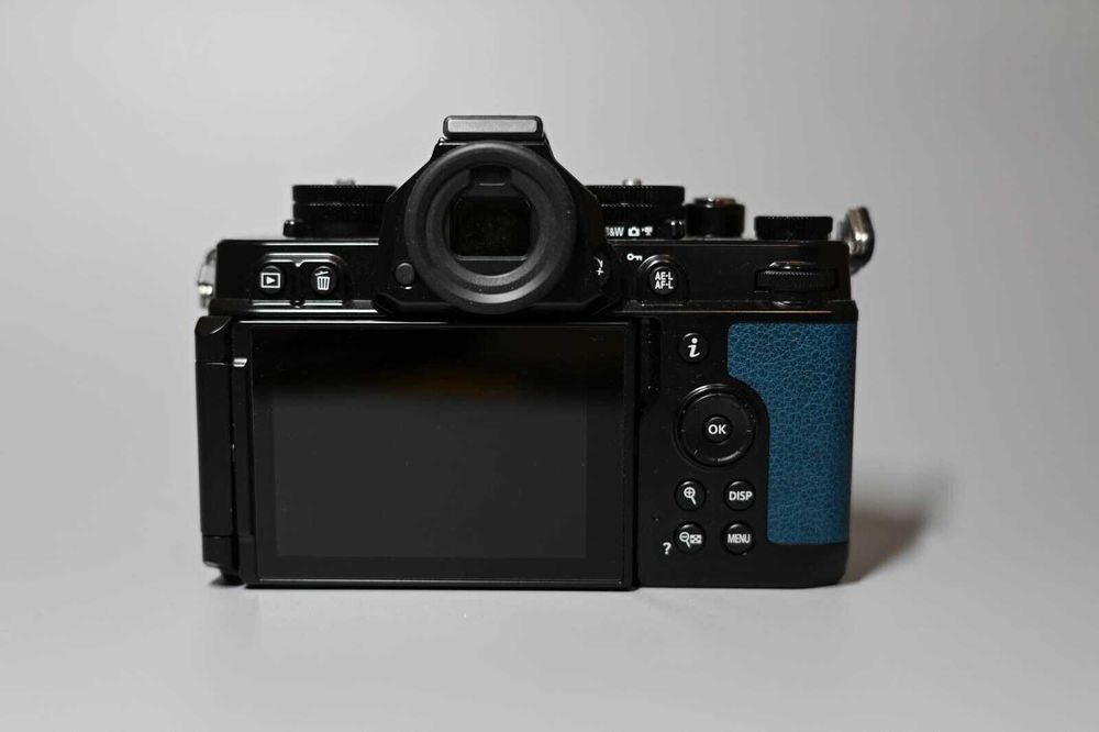 Pachet: Body Nikon Zf cu Nikon 40mm f2 SE, Gripp-uri si Alte Accesorii