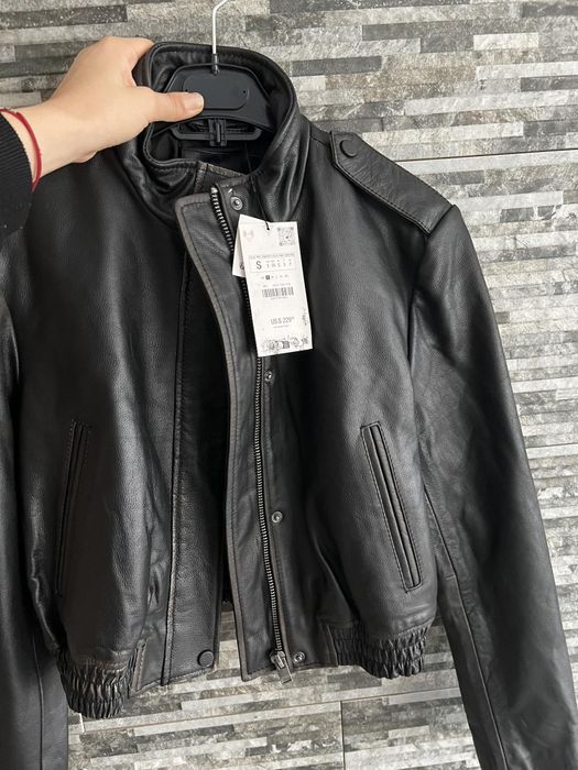 Кожено яке с висока яка и дълъг ръкав