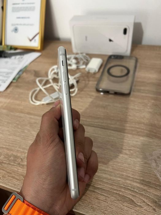 Vând iPhone 8 plus alb impecabil