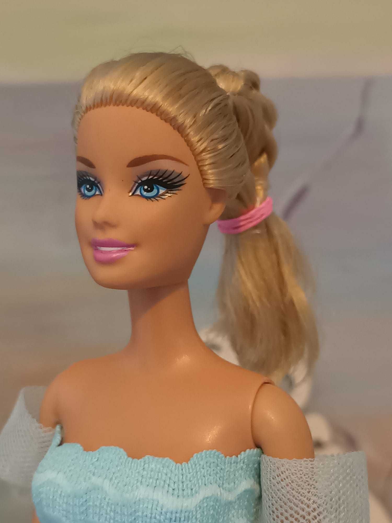 Papusa Barbie cu rochie moderna