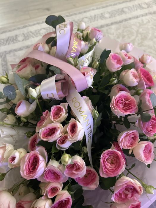 Жаңа гана алып келген жаксы әдемі гүлдер