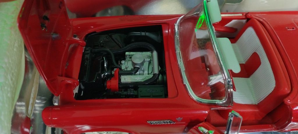 Продавам метална количка Ford Thinderbird 1/18