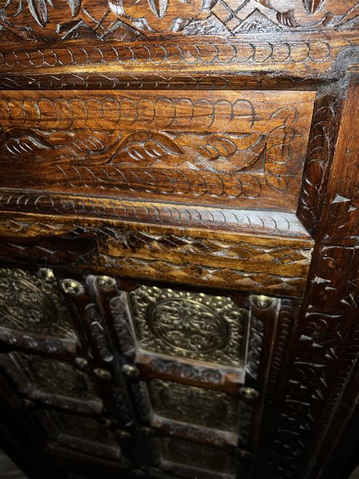 Masa de cafea din lemn sculptat cu insertii metalice