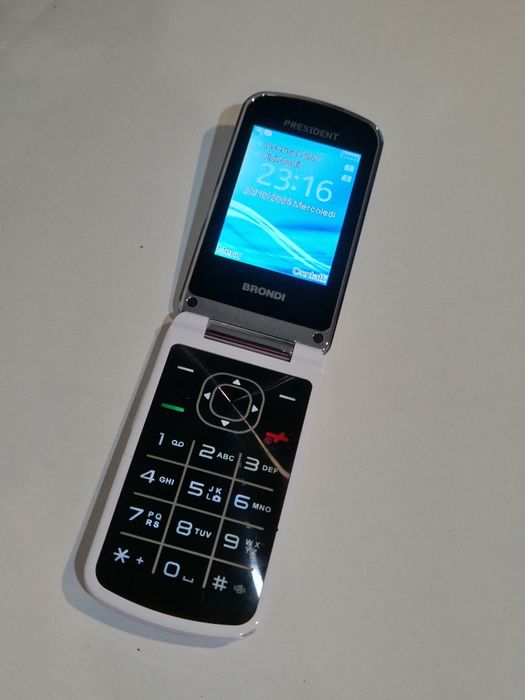 Telefon cu clapeta cu butoane mari și display destul de generos