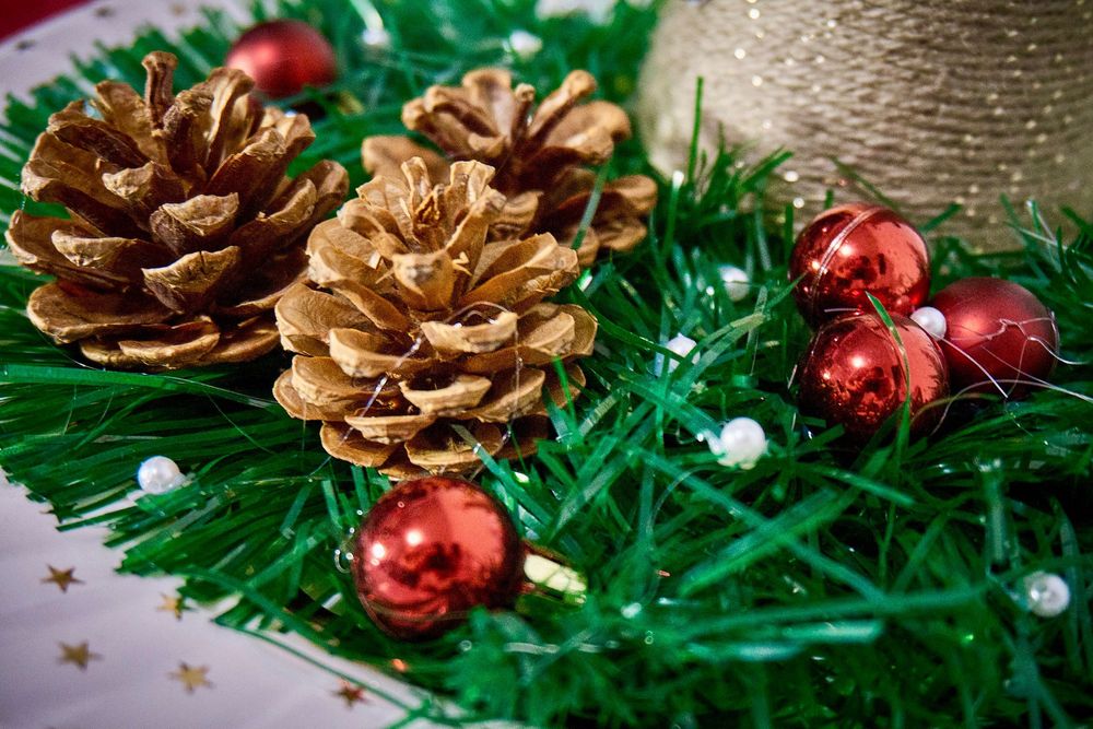 Golden Pine Tree – Decorațiune handmade de Crăciun