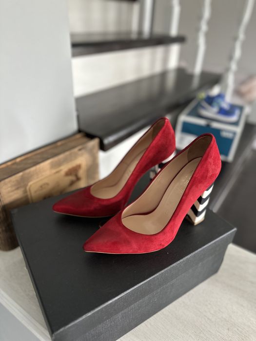 Vând pantofi eleganți Enzo Bertini