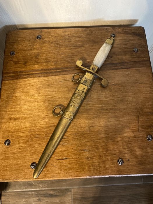 Suport pt. ustensile semineu sau umbrele ;Briceag multifuncțional