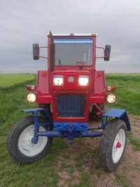 Vând tractor universal 650