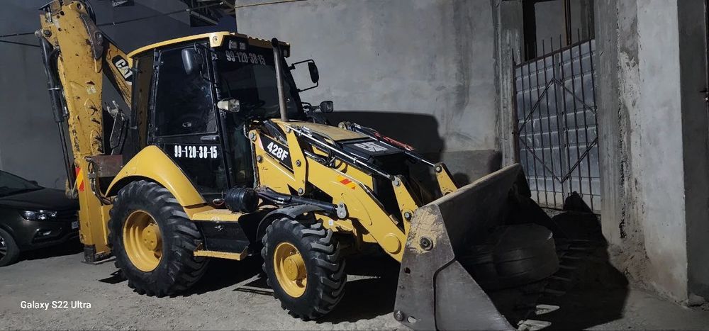 Экскаватор погрузчик срочно сотилади  CAT  428F  ср