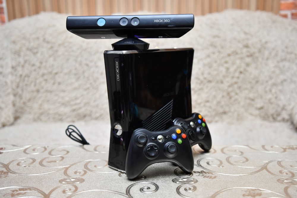 Xbox 360 S 250GB + kinect и игри