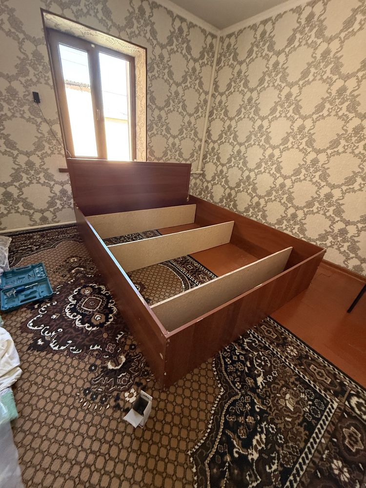 Спальная кровать