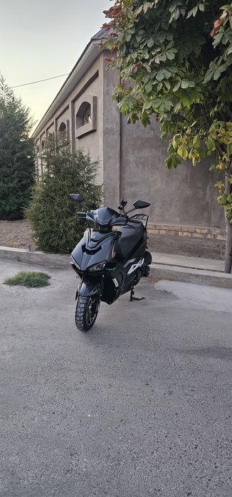 Skuter Kavasaki Italy R2 sotiladi xolati zor