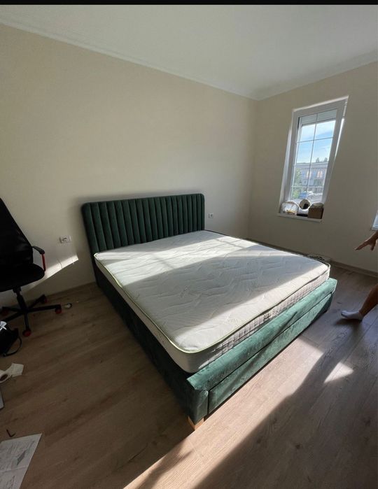 Vand mobilier complet cu masina de spalat.