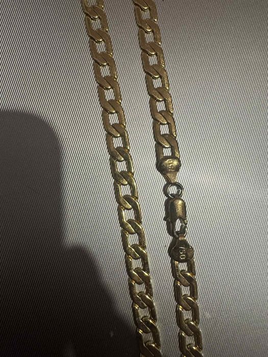 Злато 18 карата.