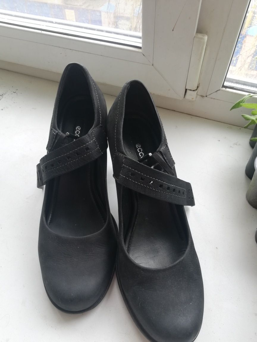 продам чёрные туфли