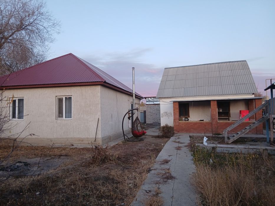 Продам два дома в одном дворе