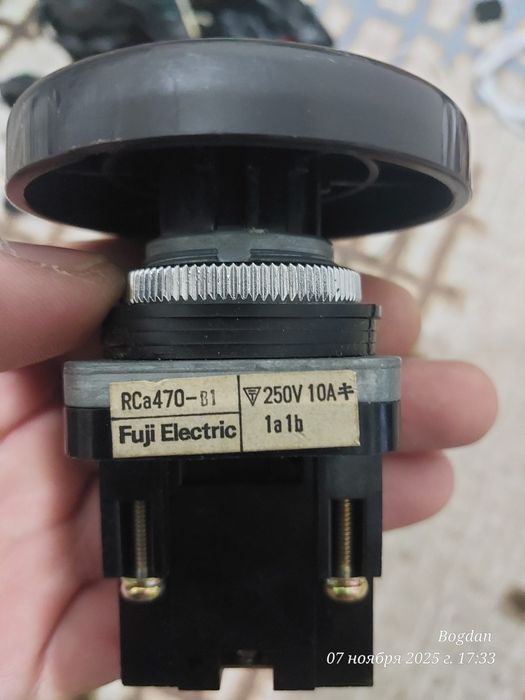 кнопочный выключатель Fuji Electric RCa470-B1