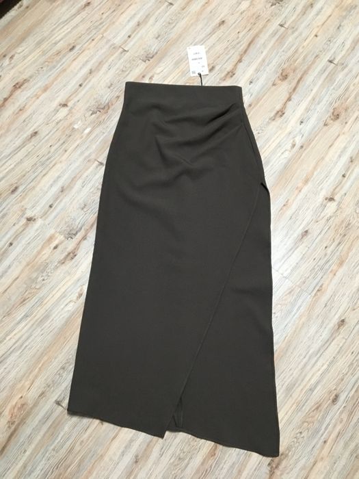 Fusta Zara despicata pe picior M