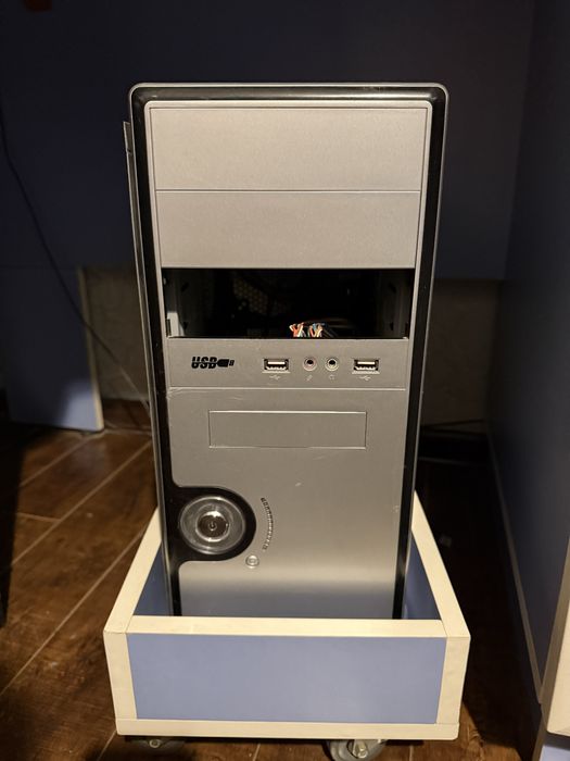 Компьютер с монитором, клавиатура