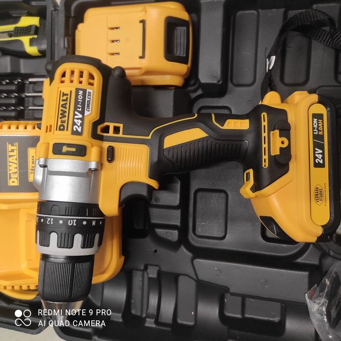 Autofiletanta DEWALT cu 2 acumulatori și accesorii.