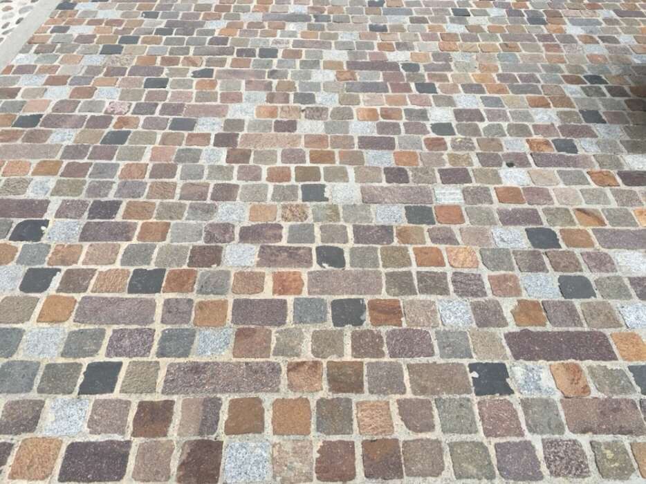 Piatra cubica import Italia, Grecia, Brazilia. pret 315 lei/mp.