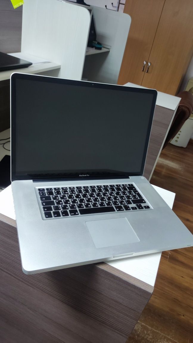 MacBook Pro 17 дюймов. 
MacOS Catalina, Оперативная память 16гб. SSD 4