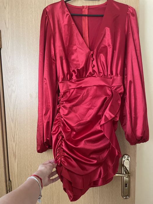 Сатенена червена рокличка