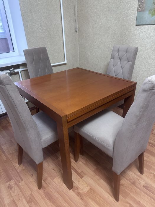 Комплект стол и 4 мягких стула