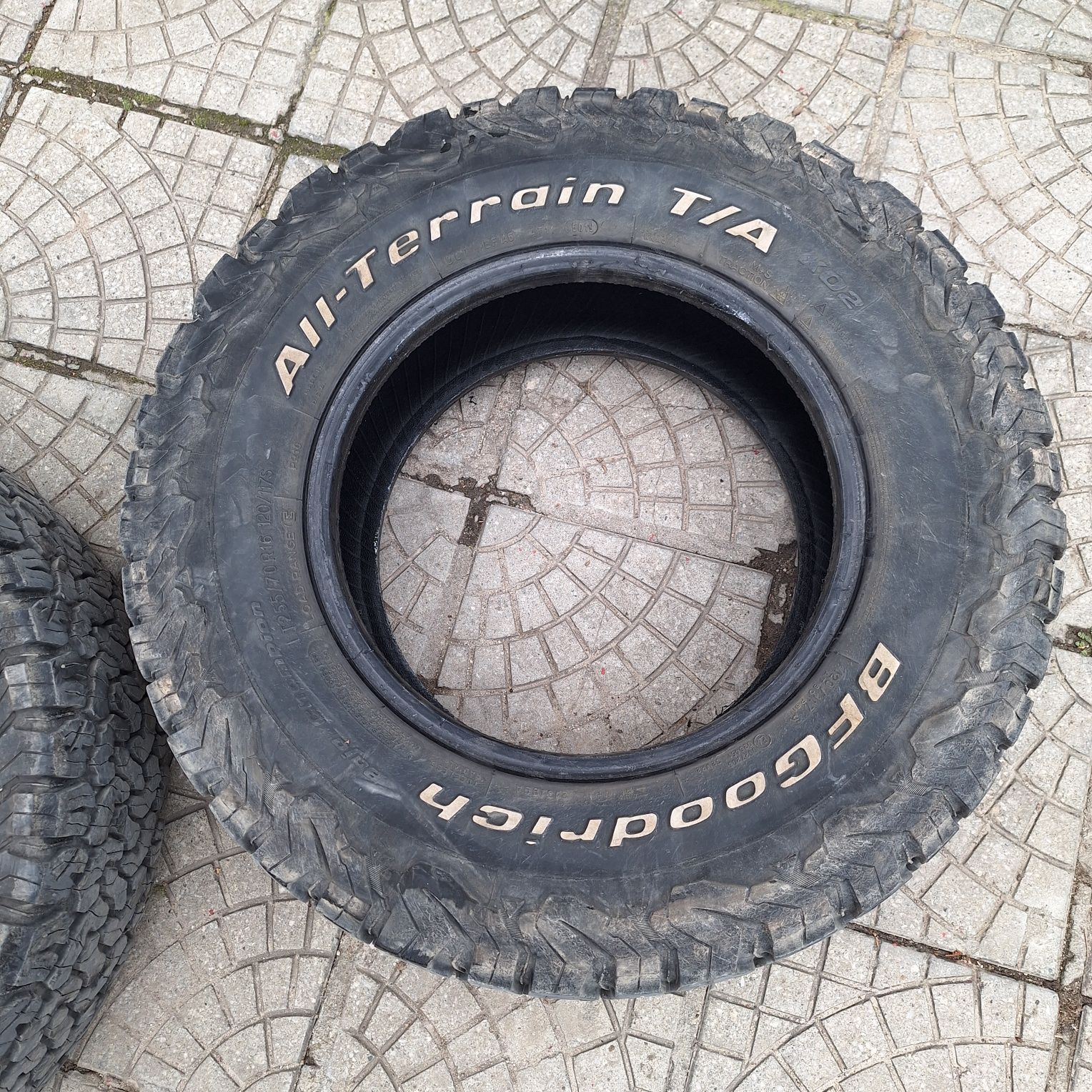 Гуми BFGOODRICH 255 70 16 два броя само