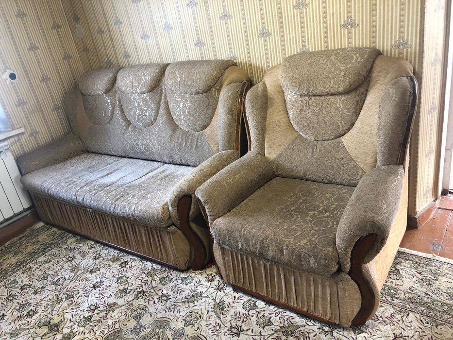 Продам диван с двумя креслами
