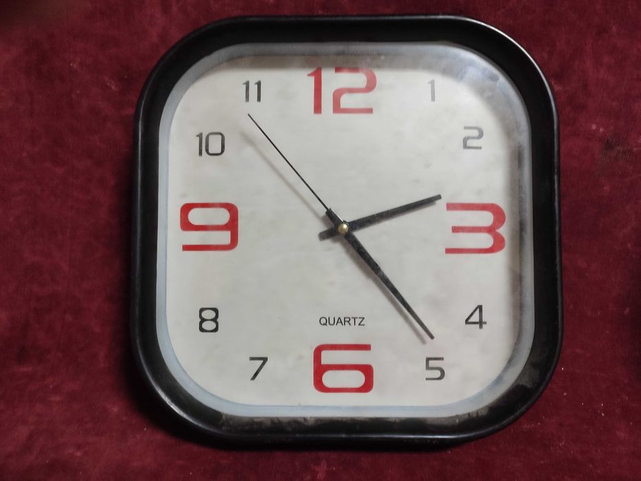Ceasuri cu quartz defecte, de perete/de masa