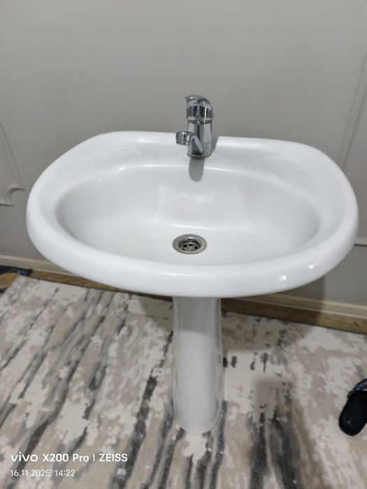 Продам раковину с педелсталом тюльпан