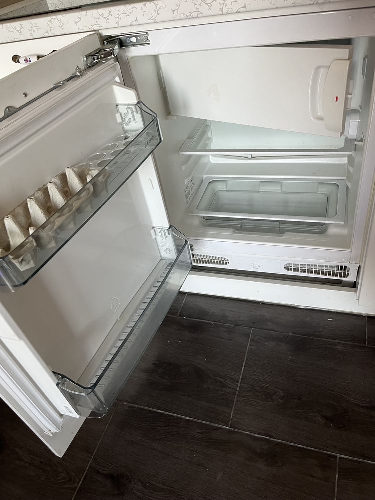 Малък хладилник за вграждане