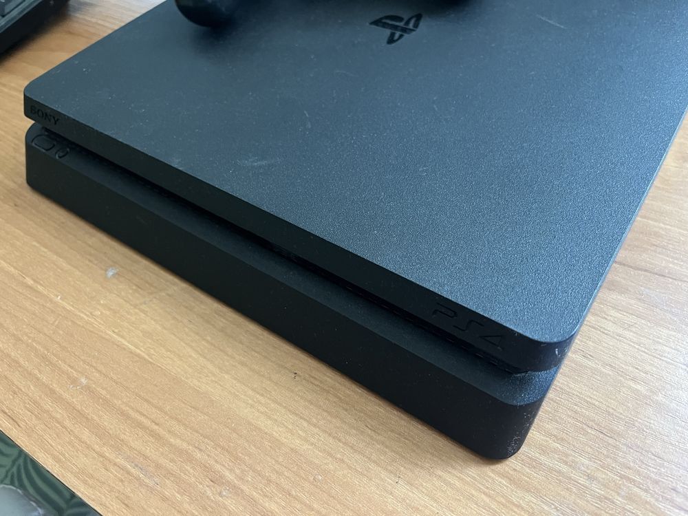 Ps4 slim с 2 игри